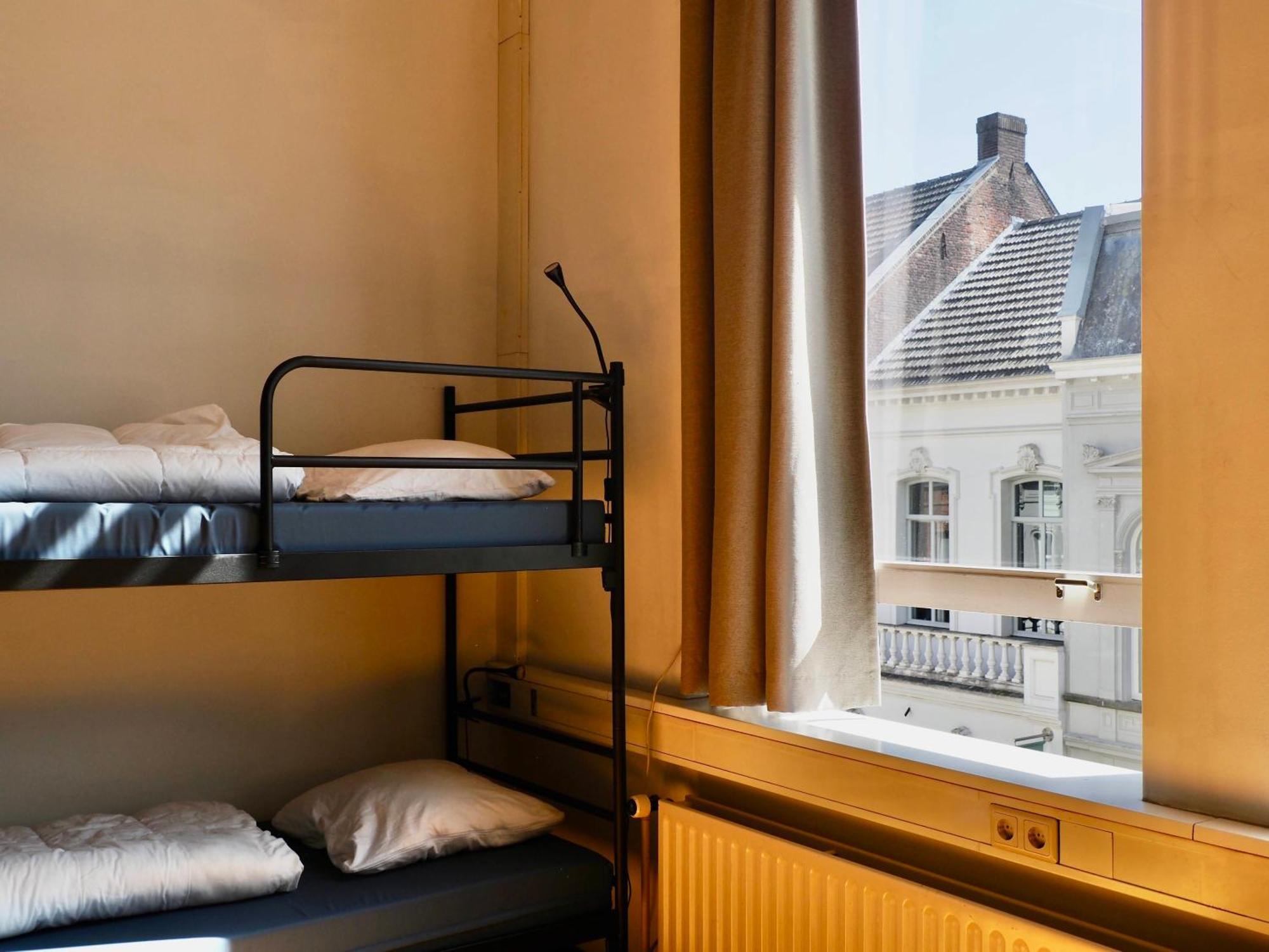 Hostel Roots Tilburg Bagian luar foto